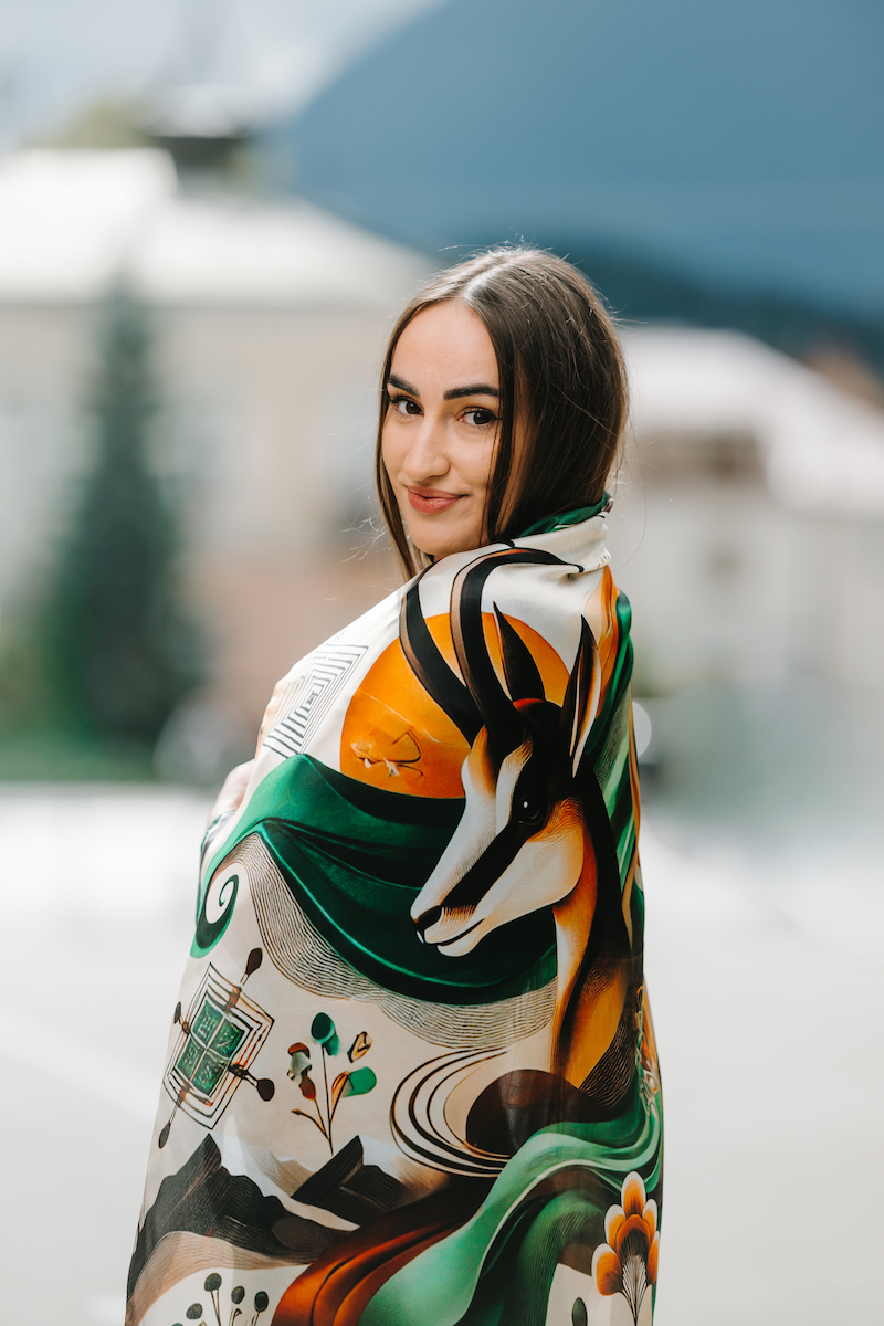 Exkuzívna hodvábna šatka KAMZÍK - ZELENÝ, 90 x 90cm, Vyrobené na Slovensku – Obrázok 11