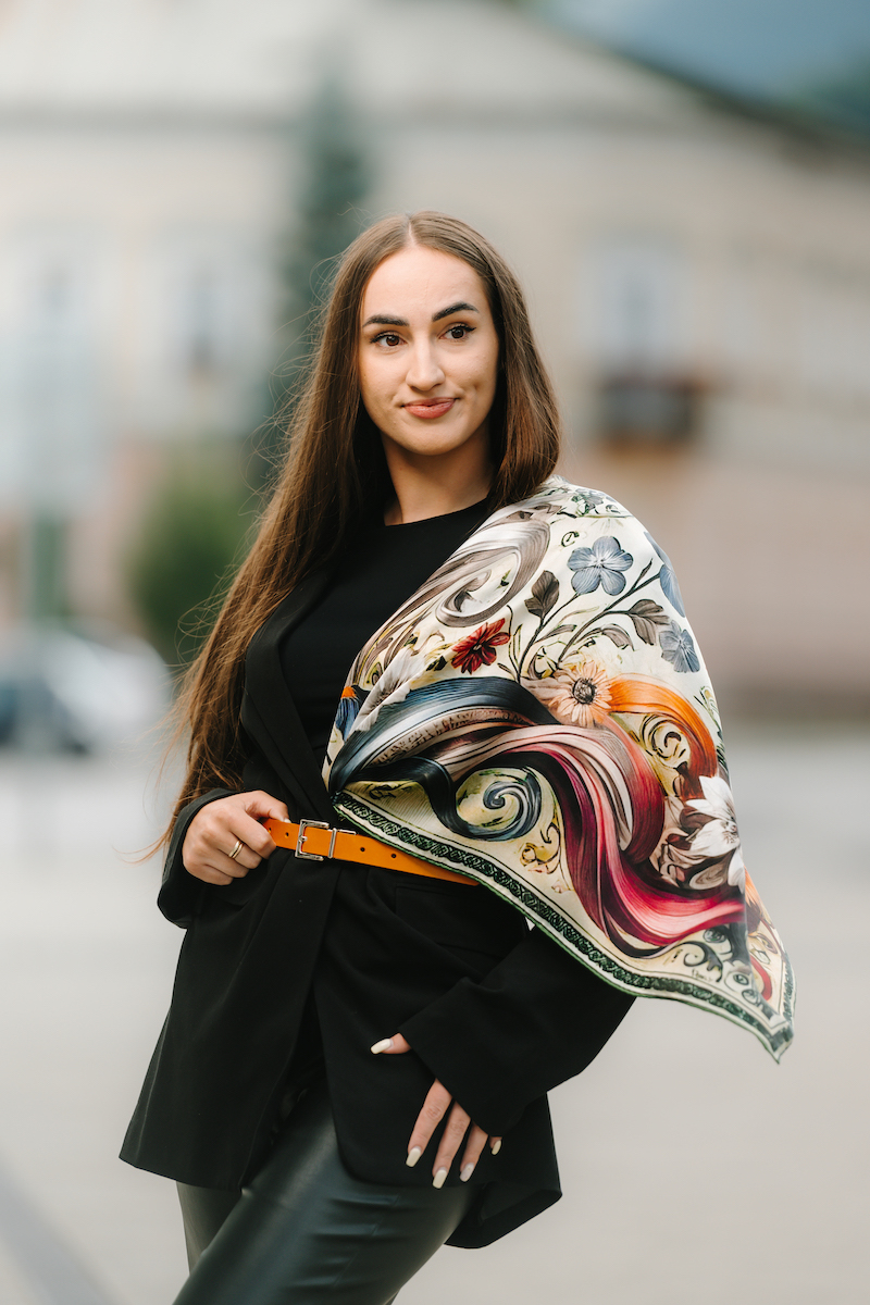 Exkuzívna hodvábna šatka LÚČNE KVETY - ZELENÉ, 90 x 90cm, Vyrobené na Slovensku – Obrázok 5
