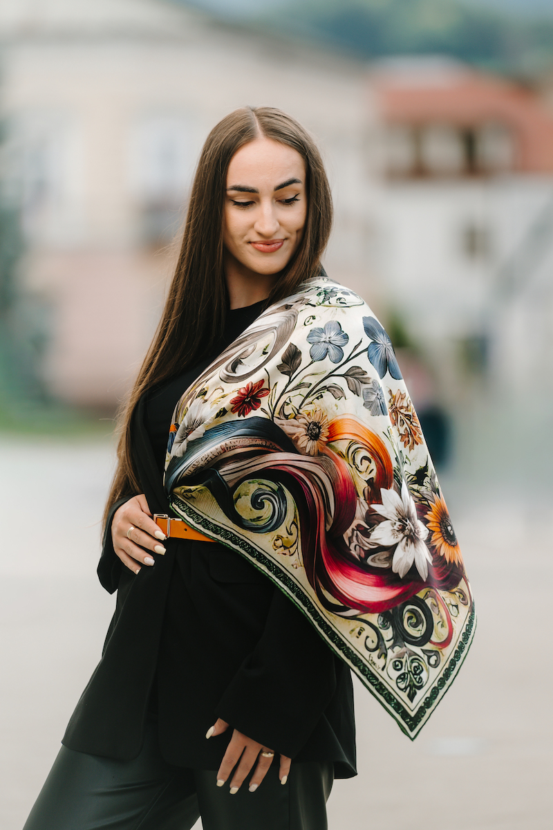 Exkuzívna hodvábna šatka LÚČNE KVETY - ZELENÉ, 90 x 90cm, Vyrobené na Slovensku – Obrázok 8