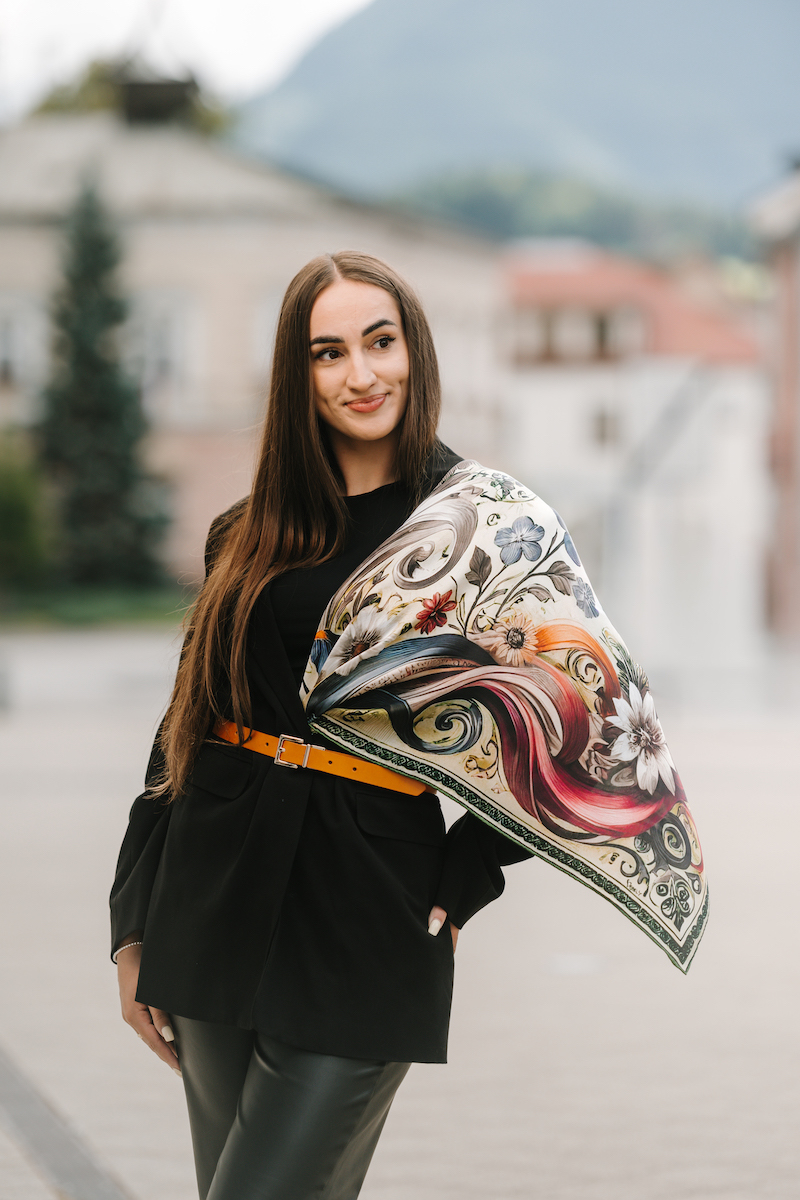 Exkuzívna hodvábna šatka LÚČNE KVETY - ZELENÉ, 90 x 90cm, Vyrobené na Slovensku – Obrázok 7