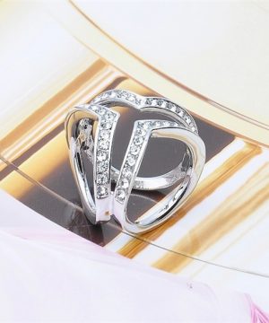 Luxusná brošňa v tvare troch prsteňov v striebornej farbe s kryštálmi. Prstenec je zdobený kamienkami pre výrazný dizajn (1)