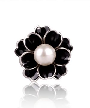 Unikátna ozdoba s názvom Čierna perla v podobe nádherného perlového kveta. Prstenec je krásny ako na obrázku