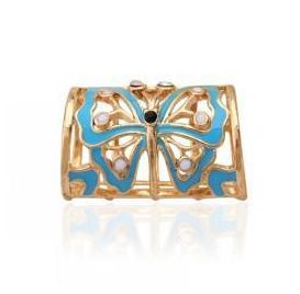 Šperk na šatku s motýľom v zlatej farbe je unikátna ozdoba