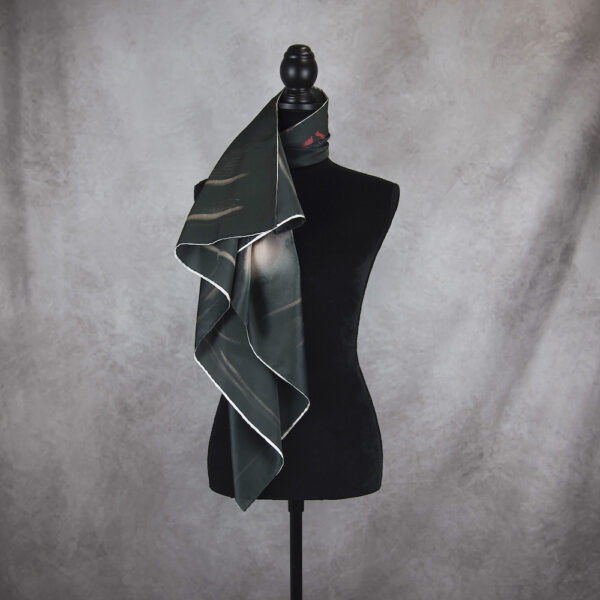 Exkuzívna hodvábna šatka ČERVENÁ ČIAPOČKA, 90 x 90cm, Made in SLOVAKIA - Image 4