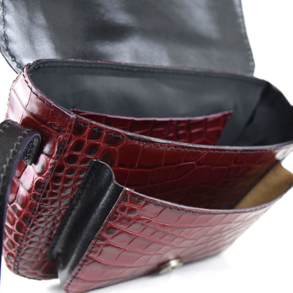 Malá kabelka crossbody z hovädzej kože s dezénom krokodíla v bordovej farbe - Image 9