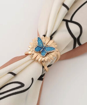 Ozdoba na šatku a šál v zlatej farbe s modrým motýľom